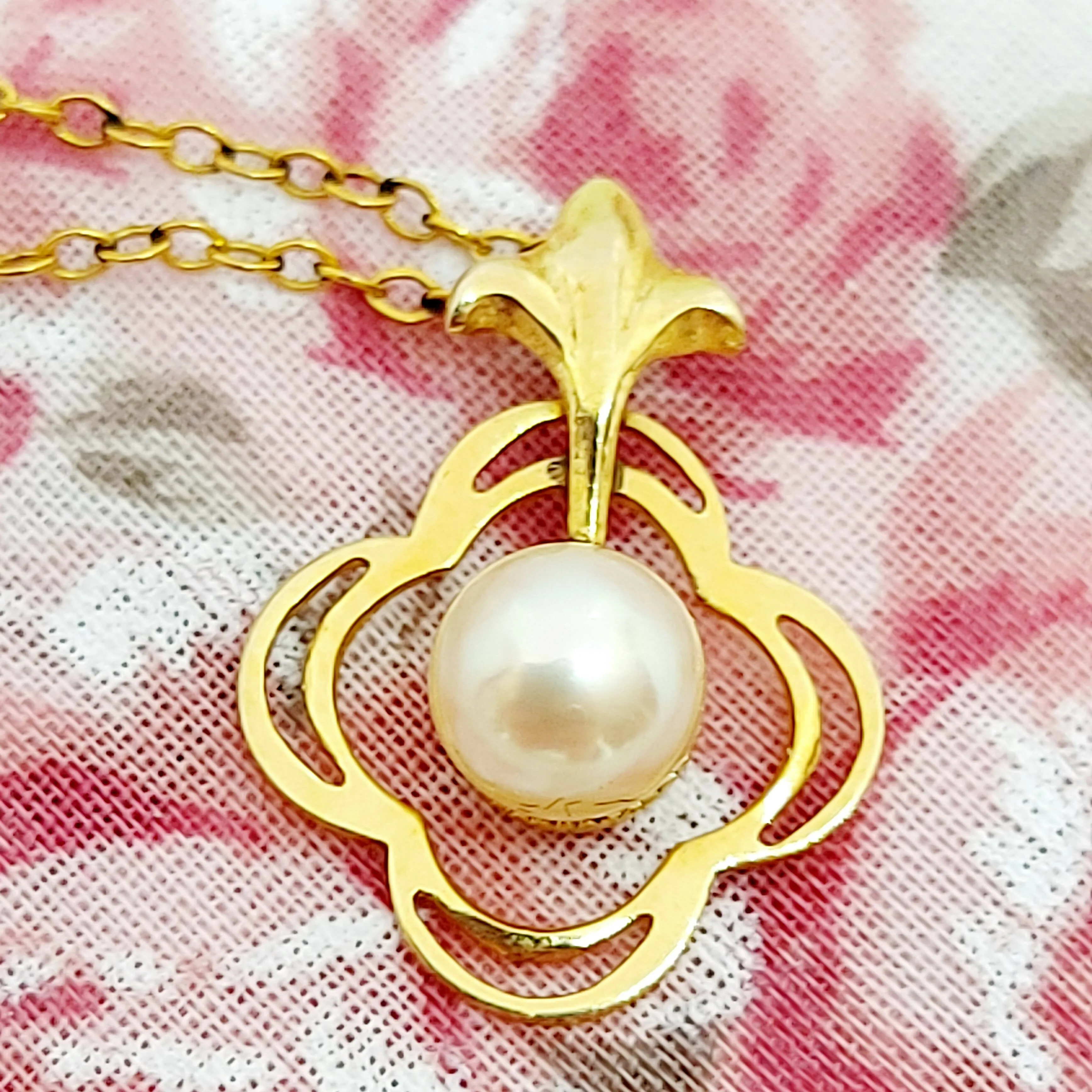 9ct Gold & Pearl Pendant & Chain