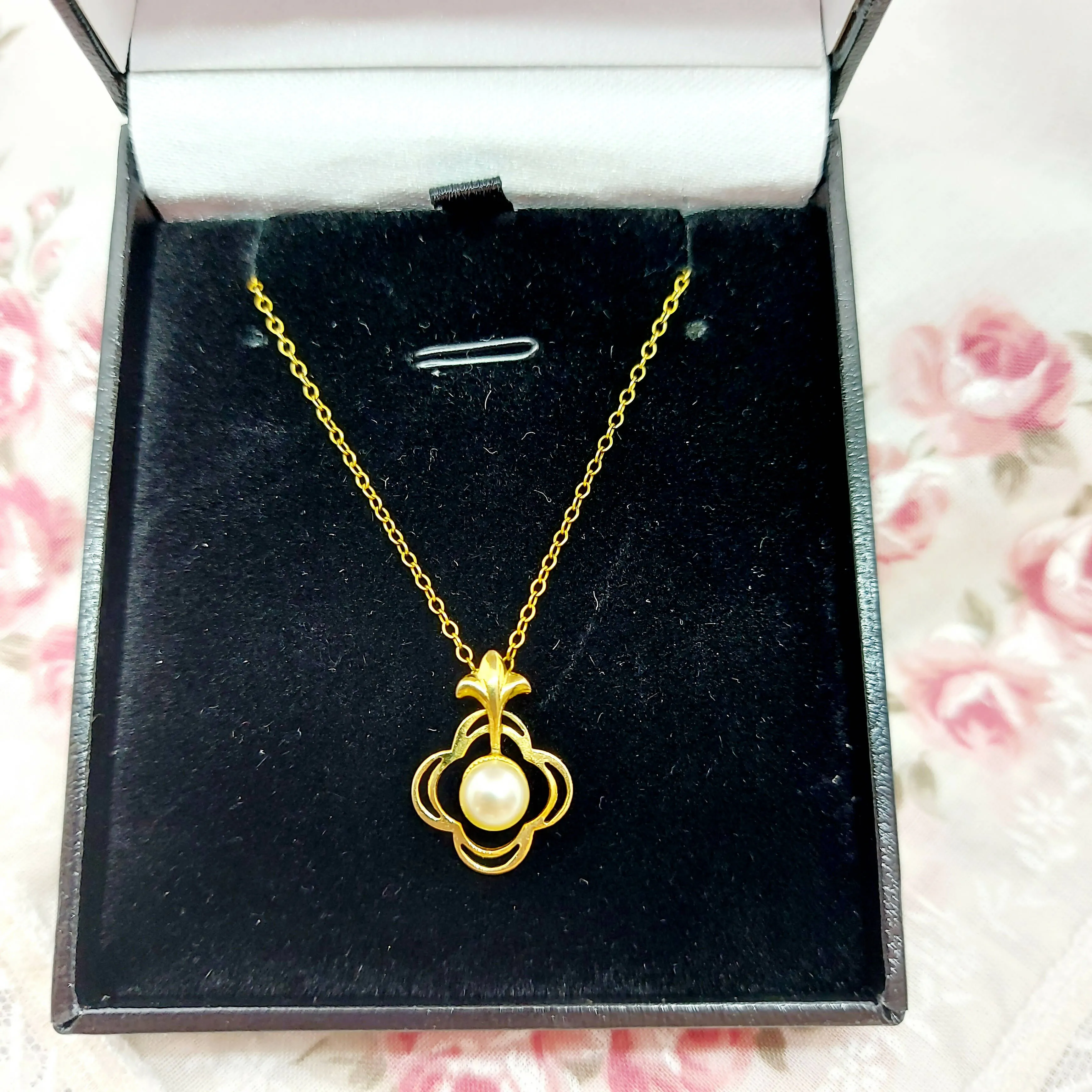 9ct Gold & Pearl Pendant & Chain