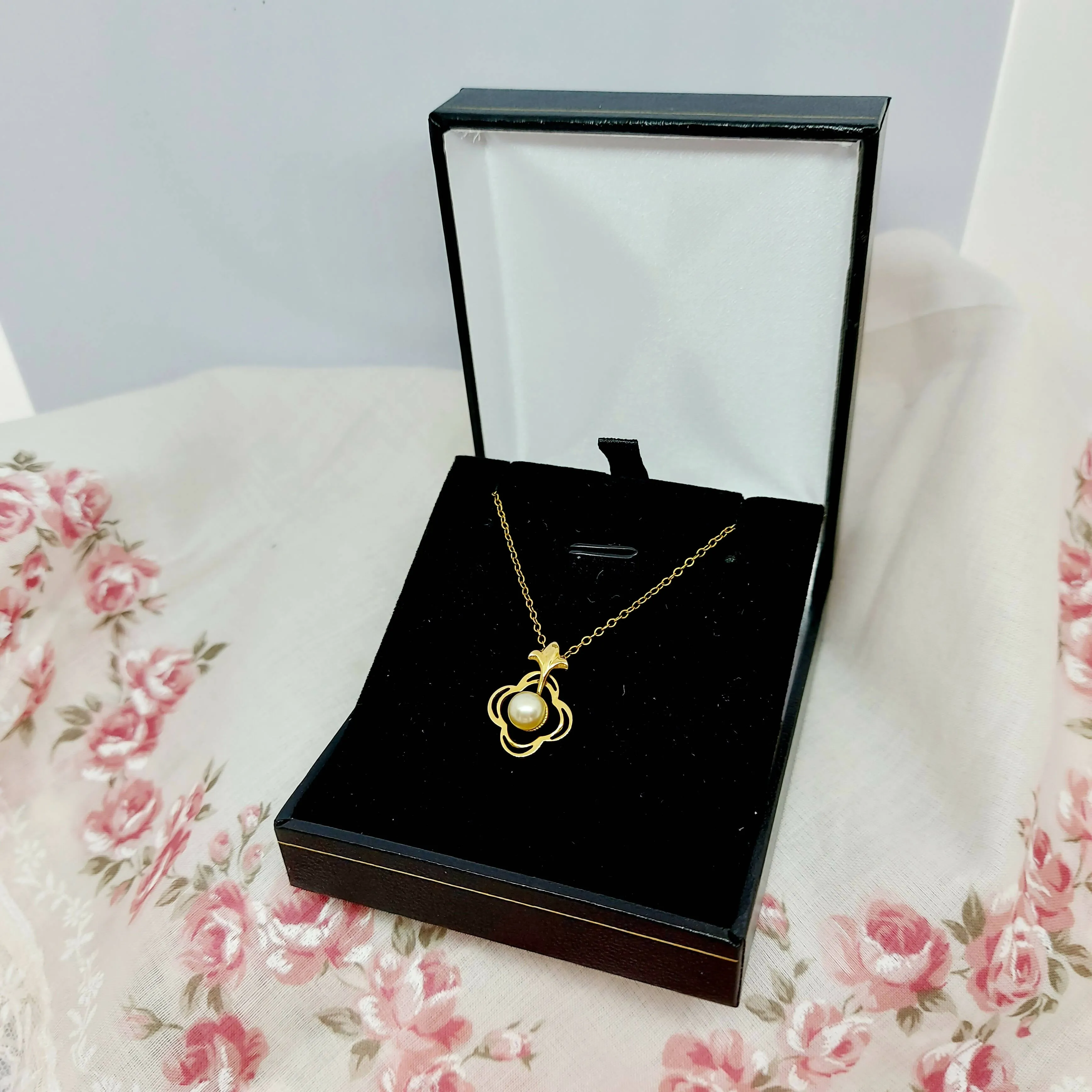 9ct Gold & Pearl Pendant & Chain