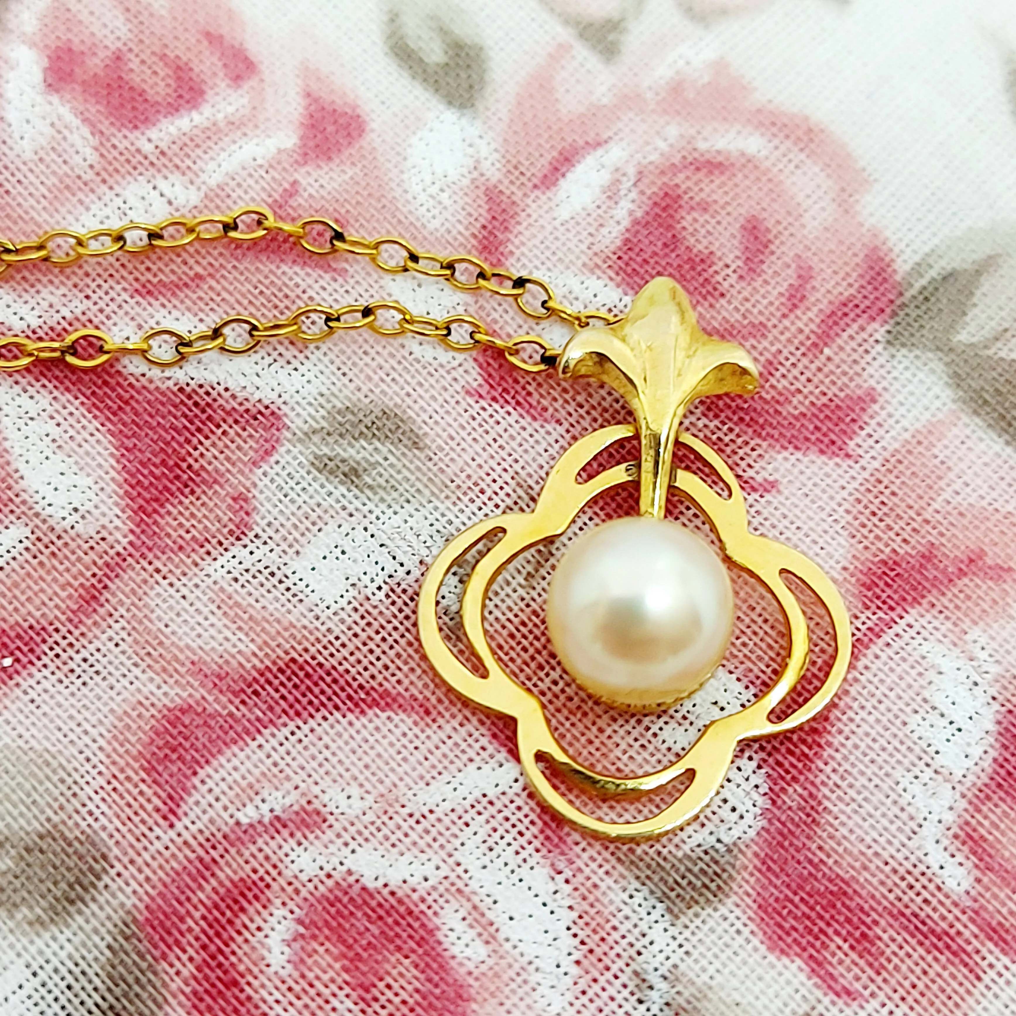 9ct Gold & Pearl Pendant & Chain